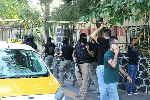Diyarbakır'da hukuk bürosuna silahlı saldırı! Ölü ve yaralılar var - 1