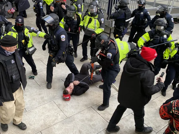 207-yil-sonra-abd-kongresinde-isgal-abd-baskan-yardimcisi-pence-siddet-asla-kazanmaz-1609999641641.jpg 207 yıl sonra ABD Kongresi'nde işgal! ABD Başkan Yardımcısı Pence: Şiddet asla kazanmaz - 4