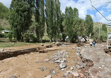 Oltu'da sağanak yağış sele dönüştü