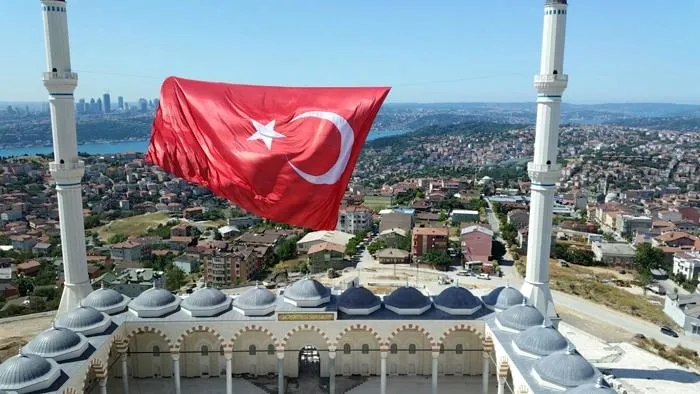 Çamlıca Camisi'ne dev Türk bayrağı - 1