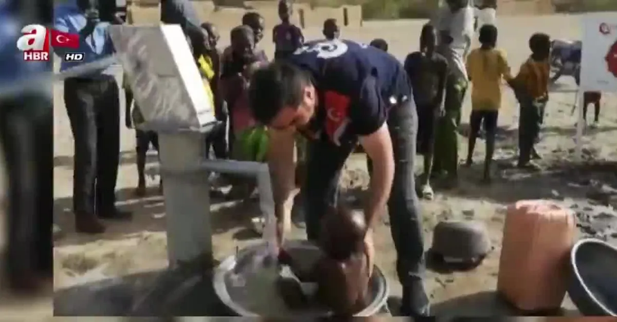 Afrikalı çocuğun su sevinci duygulandırdı | Video