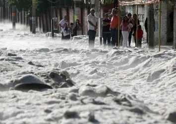 Dolu fırtınası, kent buzla kaplandı