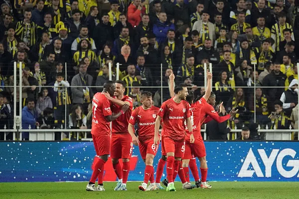 Fenerbahçe geriden gelip kazandı! Kanarya 3 puanı bırakmadı