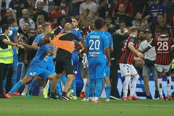 cengiz-underli-marsilyaya-sok-nice-macinda-saldiriya-ugradilar-1629672696447.jpg Cengiz Ünderli Marsilya'ya şok! Nice maçında saldırıya uğradılar - 2