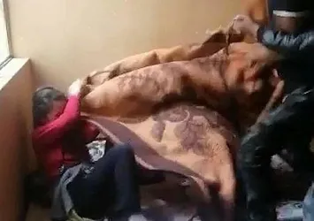 Babadan çocuklarına kemerli işkence! Kan donduran görüntüler...