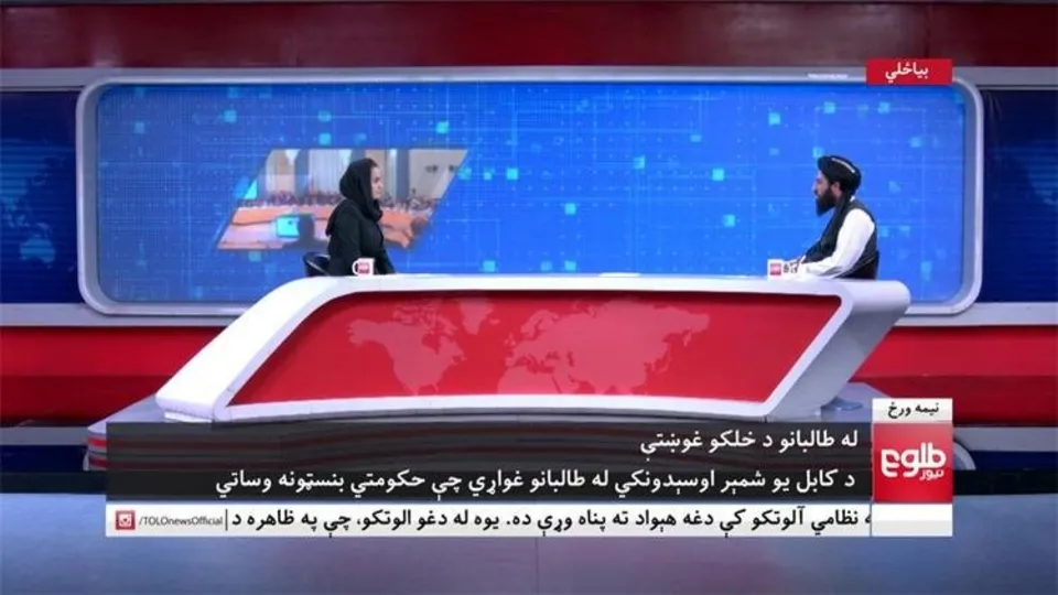 Taliban'dan bir ilk daha! Kadın sunucuyla televizyona çıktılar