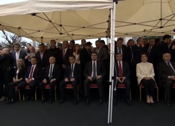 sarachanede-demirtas-denildi-alanda-alkislar-yukseldi-tepkiler-gecikmedi-bakalim-meral-aksener-ne-yapacak-1671118787250.jpg "HDP'nin olduğu yerde olmayız" demişti: Akşener Demirtaş'ın alkışlatıldığı kürsüde konuştu - 5