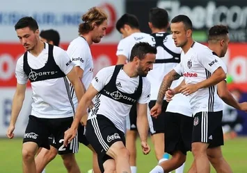 Beşiktaş'ın sağ bekinde dev rekabet!