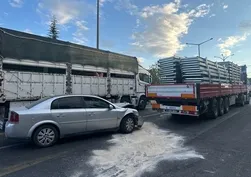 Tırın dorsesine çarpan otomobil hurdaya döndü: 4 yaralı