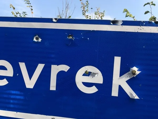 Magandaların yeni hedefi trafik levhası oldu! Caddeyi atış poligonuna çevirdiler - 2