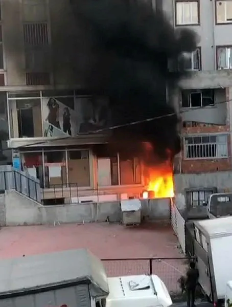 İstanbul Arnavutköy'de korkutan yangın! Film izler gibi izlediler