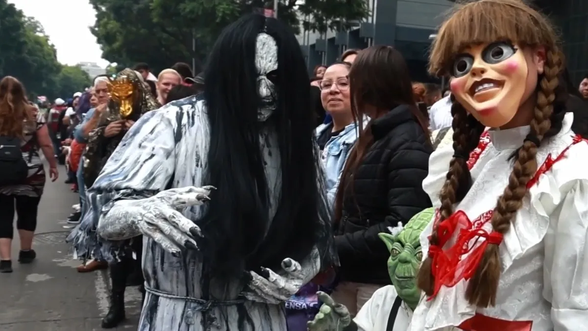 Yüzlerce kişi geleneksel zombi yürüyüşüne katıldı