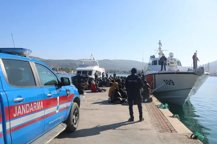 İzmir’de göçmen operasyonu: 226 göçmen ile 10 insan kaçakçısı yakalandı