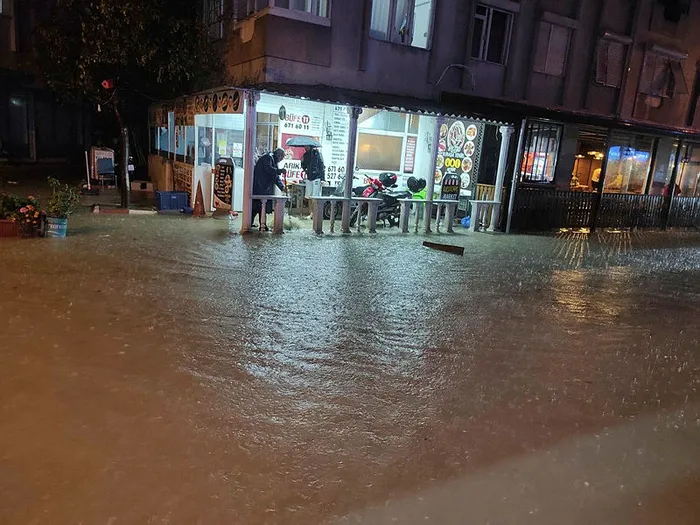 SON DAKİKA: İzmir'i fırtına vurdu! Tekneler battı... - 5