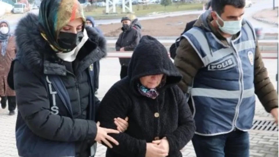Şiddet gösteren eşini bıçaklayarak öldüren Fatma tahliye oldu! Kayınvalidesi mutluluk gözyaşlarına boğuldu