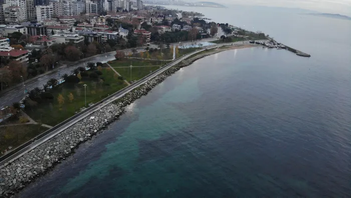 Caddebostan’da ilginç görüntü: Sahil kızıla boyandı! Havadan böyle görüntülendi - 4