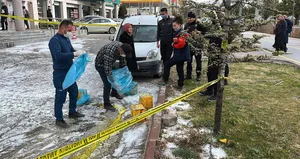 Yere düşen paket patladı! Hastanelik oldular