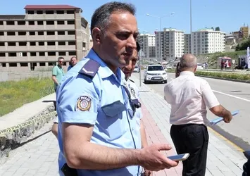Polis memuru ne cevap vereceğini bilemedi