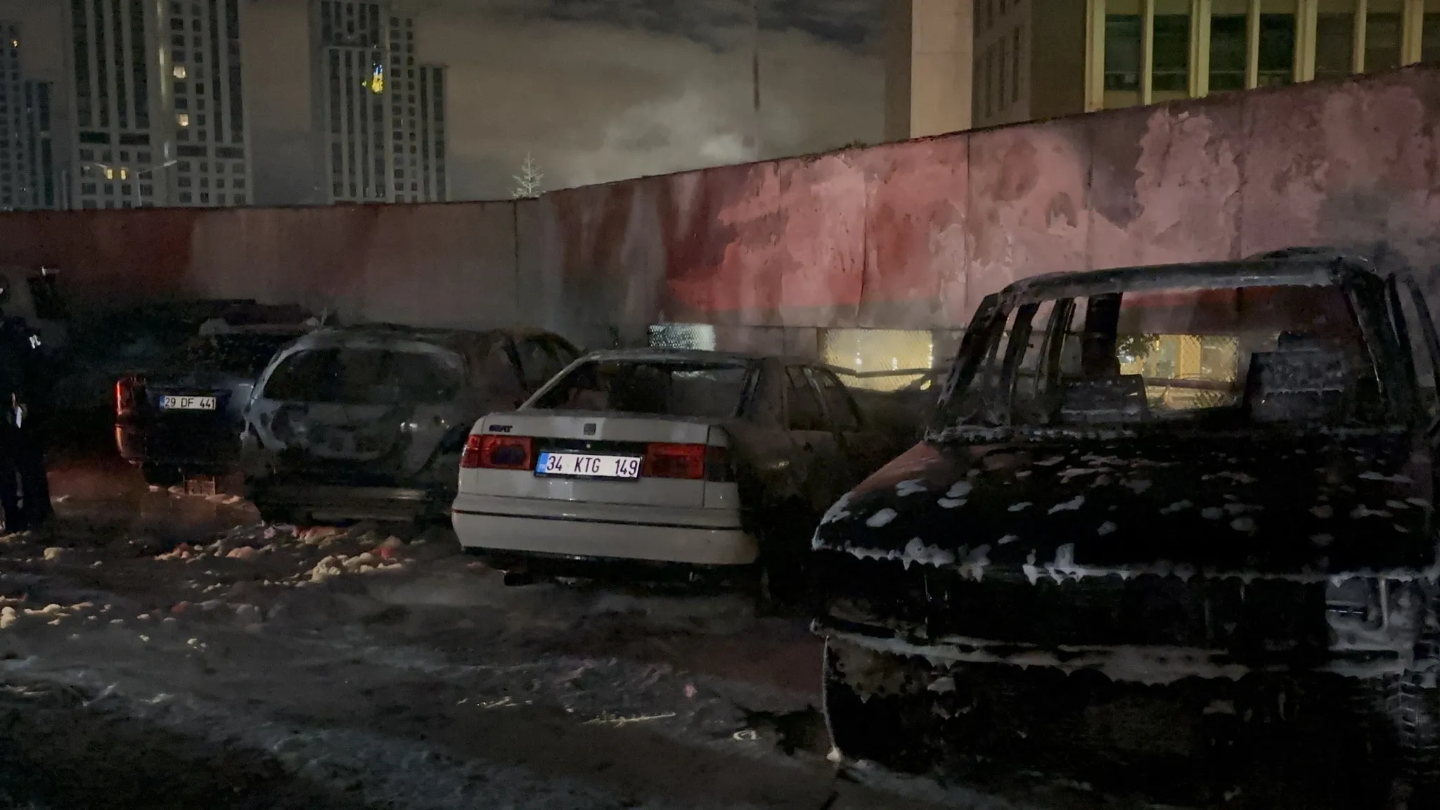 Sarıyer'de sanayi sitesinde çıkan yangında 5 otomobil yandı