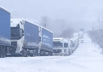 Gürcistan sınırında yollar kapandı! Eğitime kar engeli: 3 il için sarı ve turuncu kodlu alarm