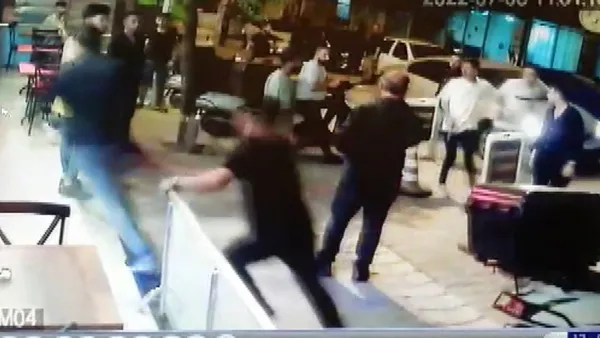 avcilarda-kabus-anlari-silahla-tehdit-edip-dovmeye-basladilar-1657260554962.jpg Avcılar’da kabus anları! Silahla tehdit edip, dövmeye başladılar - 6
