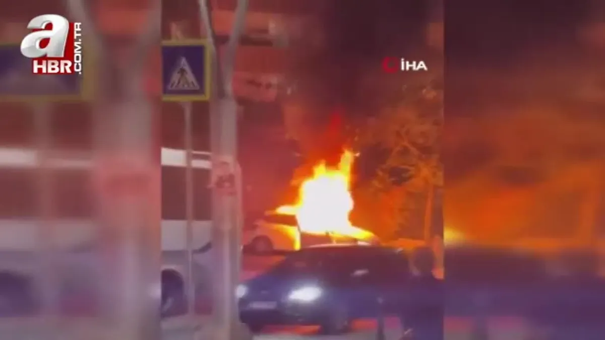 Park halindeki otomobil alev alev yandı