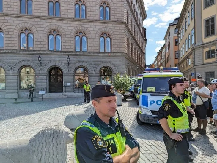 İsveç’te yine Kur’an-ı Kerim yakıldı! Bir kadın yangın söndürücü tüple engel olmaya çalıştı
