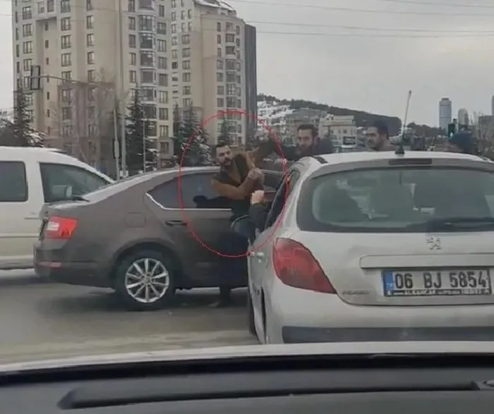 Son dakika: Magandaya ters kelepçe! Trafikte çekiçle dehşet saçtı - 1