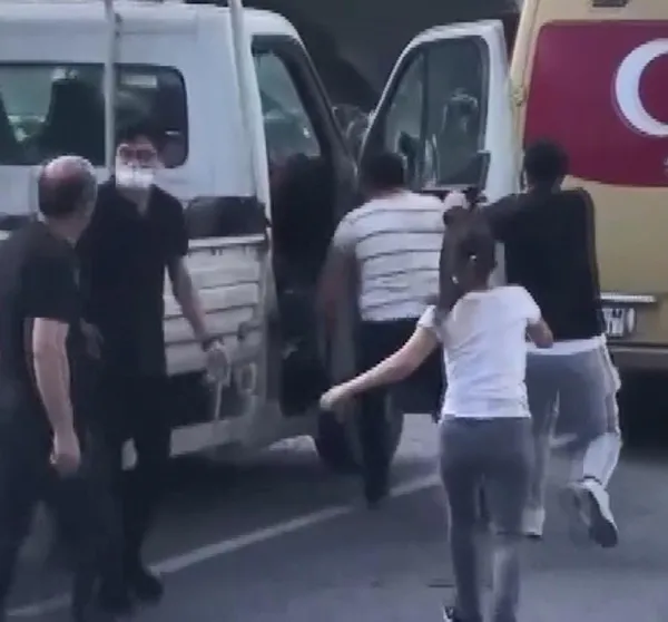 Önce baltalı sonra sopalı kavga! Dehşet anları kamerada - 1