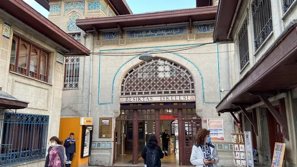 besiktasta-vapurdan-denize-atladi-halatlara-tutunarak-hayatta-kaldi-1632470504455.jpg Beşiktaş’ta vapurdan denize atladı! Halatlara tutunarak hayatta kaldı - 1