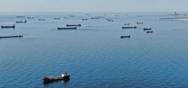 Zeytinburnu açıklarında onlarca gemi koronavirüs salgınının bitmesini bekliyor
