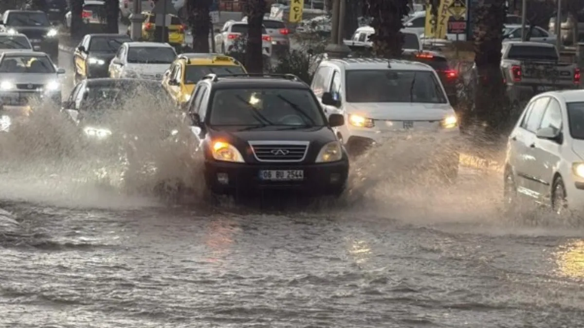 Bodrum'da sağanak 1 saatte yolları göle çevirdi! Otomobiller mahsur kaldı