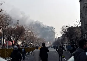 İran'da 17 katlı iş yeri çöktü, 30 itfaiyeci öldü