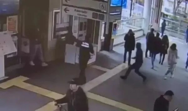 1710666958626.jpeg Marmaray'da güvenlik kadına bıçaklı saldırı! Yüzü paramparça oldu | O anlar kamerada - 1