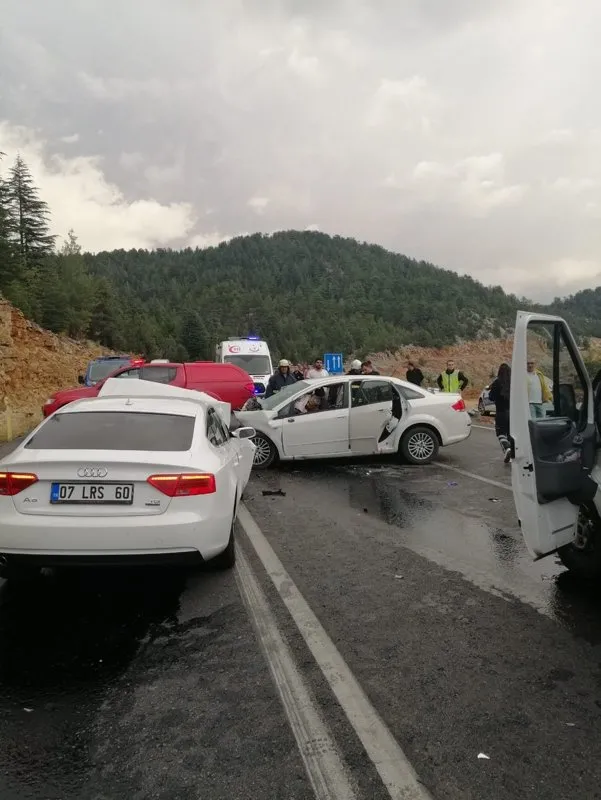 Antalya’da feci kaza! 4 ölü, 2 yaralı