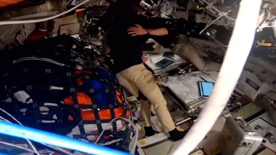 uzayda-duygusal-anlar-nasa-astronotu-olen-esinin-adini-aydaki-kratere-verdi-1775658184237.jpg Dünya ile bağlantının kesildiği 40 dakikanın ardından kapsülden gelen mesaj herkesi duygulandırdı.