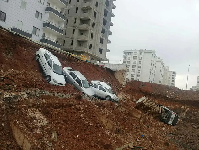 Şanlıurfa Karaköprü'de istinat duvarı çöktü araçlar çukura düştü - 2