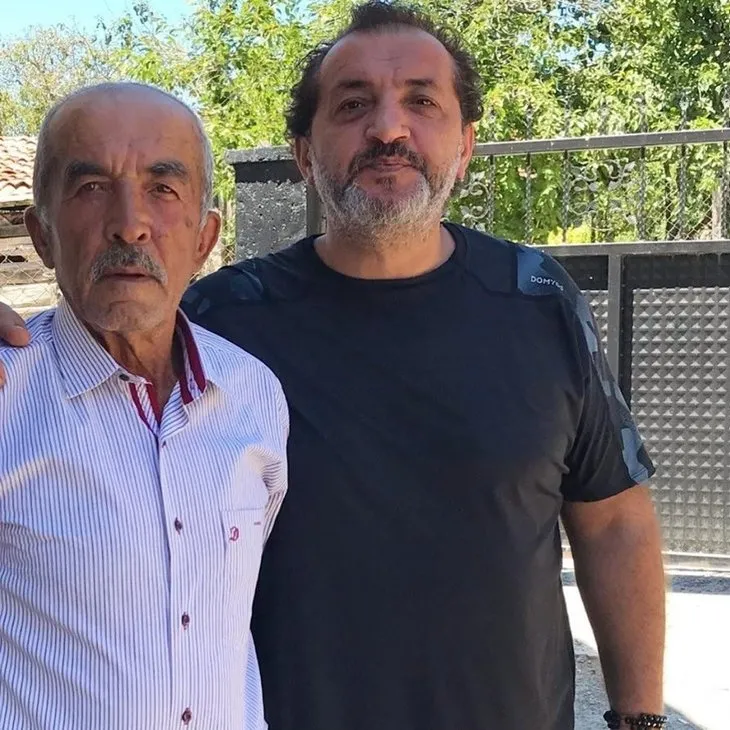 Masterchef jürisi Mehmet Yalçınkaya’nın babası son yolculuğuna uğurlandı! Gözyaşlarını tutamadı