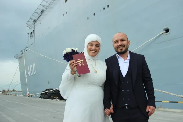 1683360778217.jpg Nikah sonrası TCG Anadolu ziyareti! Çiçeği burnunda çift: Unutulmaz bir anı olacak - 4