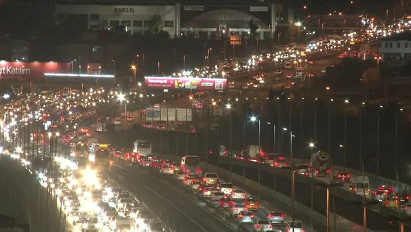 Tatil bitti milyonlar İstanbul trafiğinde kaldı