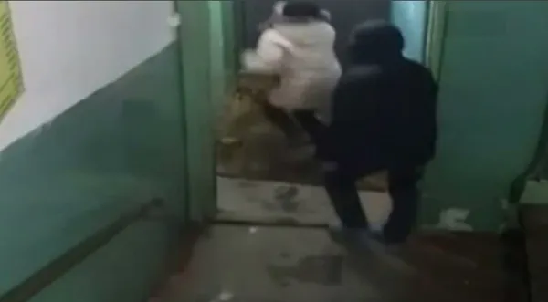 Mide bulandıran iğrenç olay güvenlik kamerasına yansıdı! Küçük kızı taciz eden pis sapık... - 2