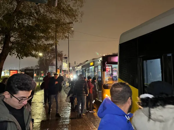 eminonu-alibeykoy-tramvay-hattinda-seferler-yapilamadi-yolcular-chpli-ibbye-tepkili-halimiz-ortada-perisaniz-1702107824894.jpg