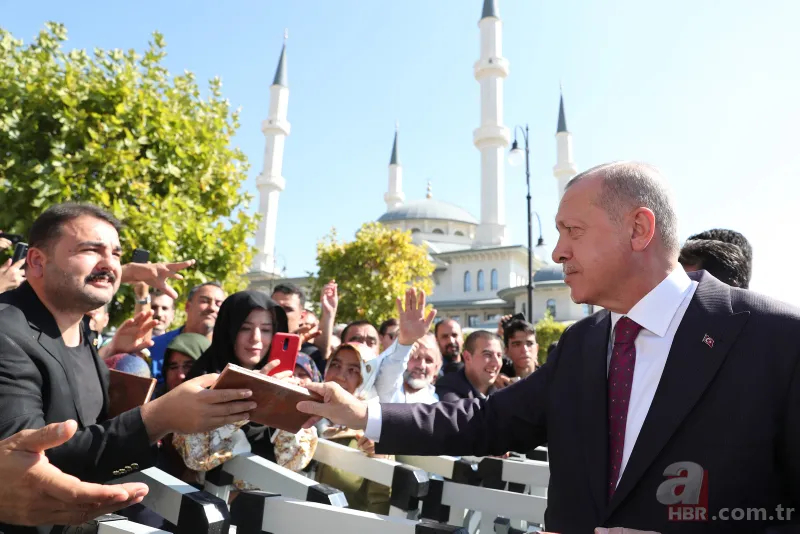 Başkan Erdoğan, cuma namazı çıkışında vatandaşlara kitap dağıttı 2