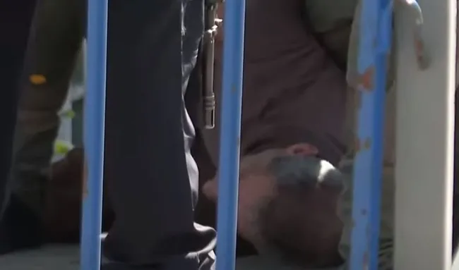 Kudüs’te her cuma aynı zulüm! Namaz gelenleri dövdüleri gençlere gaz bombası attılar