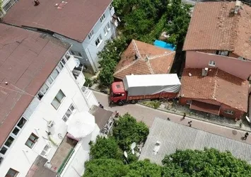 Son dakika: Beşiktaş'ta dehşet! TIR eve çarptı