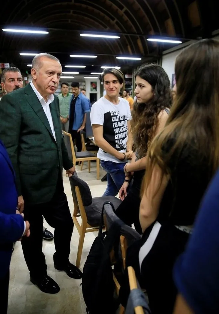 Cumhurbaşkanı Erdoğan Zeytinburnu Şehir Kütüphanesi’ni ziyaret etti