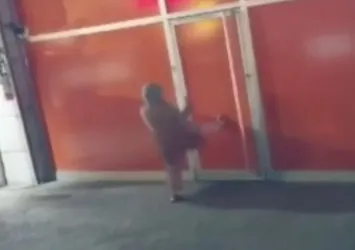 Eşinin gittiği masaj salonunu bastı ortalığı birbirine kattı: İçeride bir sürü adam köpükleniyor