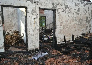 Tek katlı ev alevlere teslim oldu