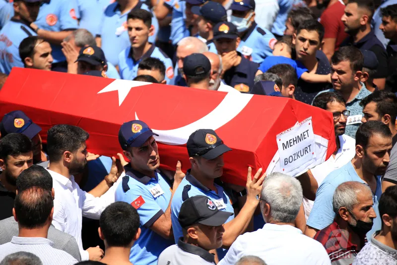 Gaziantep'teki kazada hayatını kaybedenlere veda! Gözyaşları içinde uğurlandılar 20