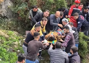 Kamyonet uçuruma yuvarlandı: 3 yaralı